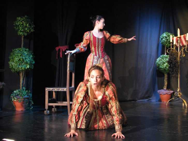 Escena de La dama boba, de Lope de Vega, por Teatro Clásico Mediterráneo. Imagen cortesía de la compañía.
