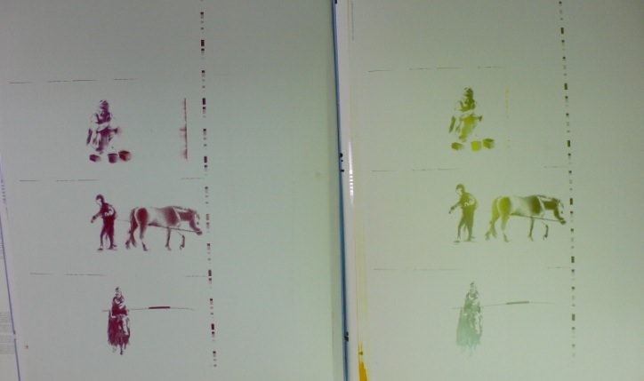 Plancha con restos de tinta roja, y  plancha con restos de tinta verde después de imprimir Fábulas y cuentos del Viejo Tíbet. Imagen, Vicente Chambó